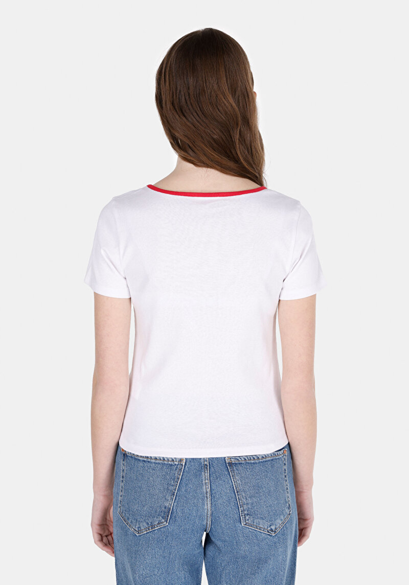 Slim Fit Kare Yaka Nakışlı Kadın Beyaz Kısa Kol Tişört