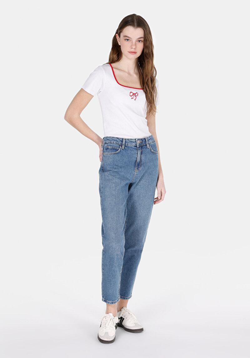 Slim Fit Kare Yaka Nakışlı Kadın Beyaz Kısa Kol Tişört