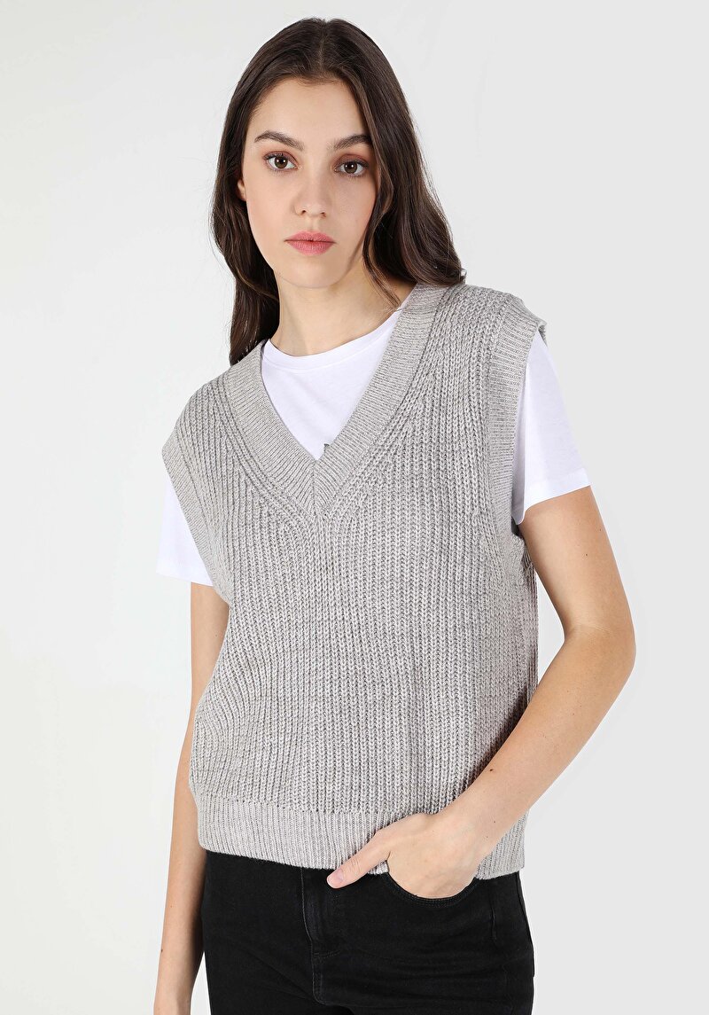 Regular Fit V Yaka Düz Kadın Gri Kazak