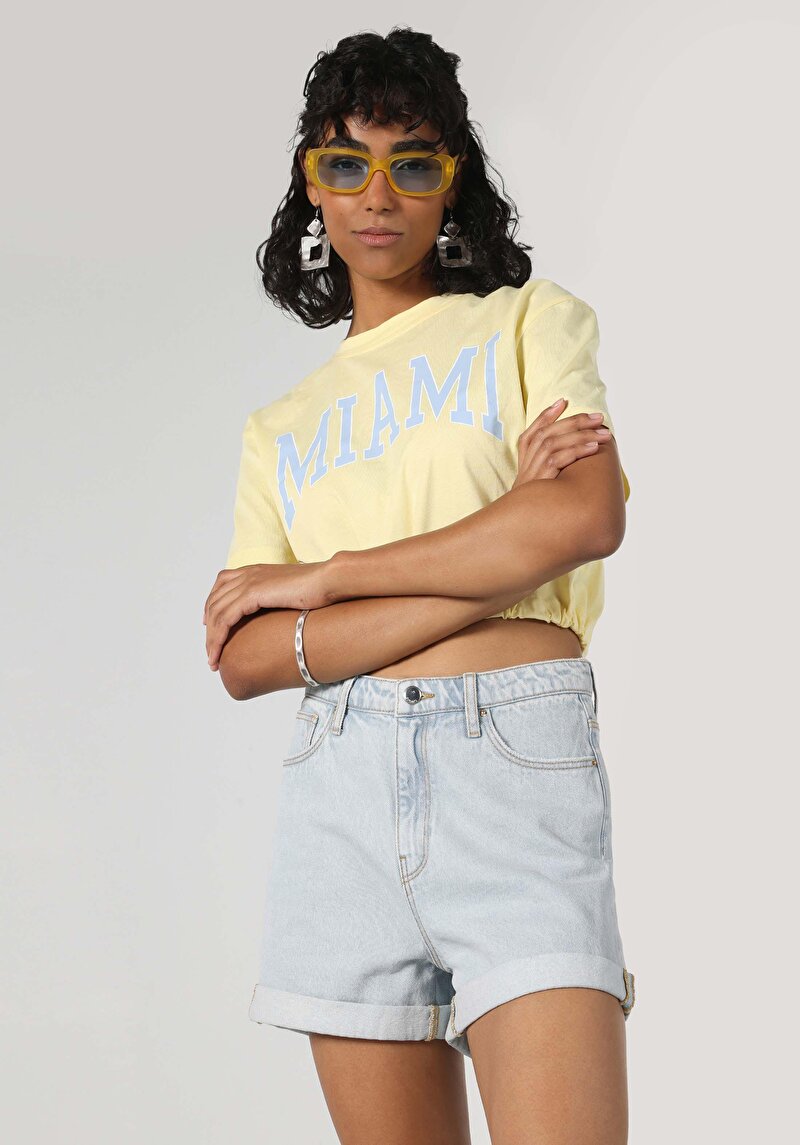 Regular Fit Yuvarlak Yaka Miami Baskılı Kadın Sari Kısa Kol Tişört