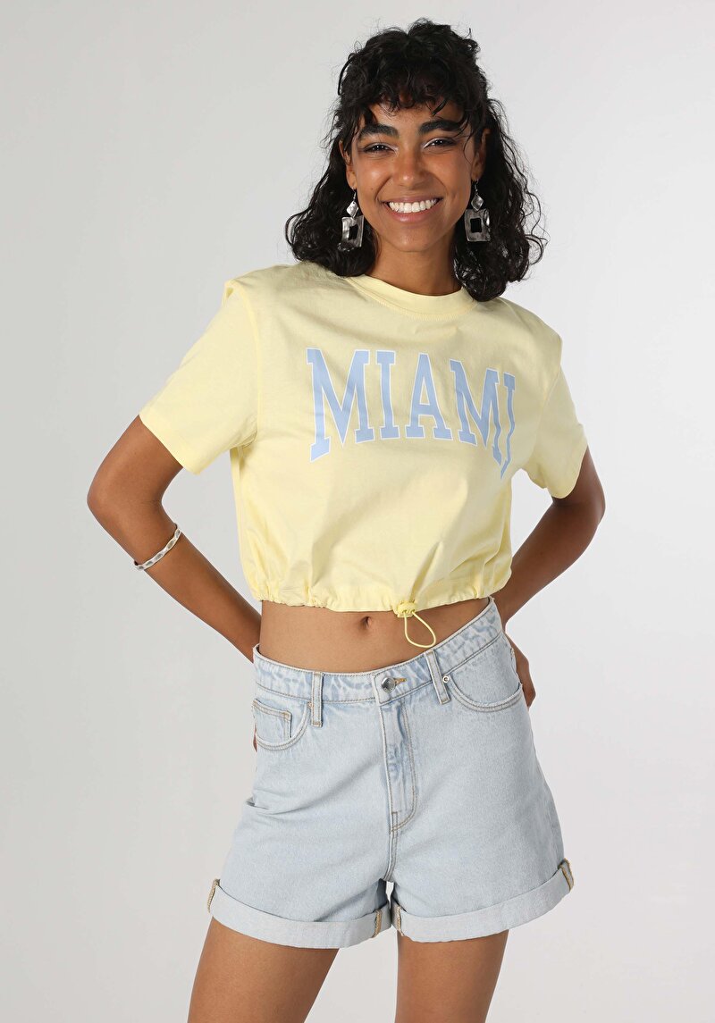 Regular Fit Yuvarlak Yaka Miami Baskılı Kadın Sari Kısa Kol Tişört