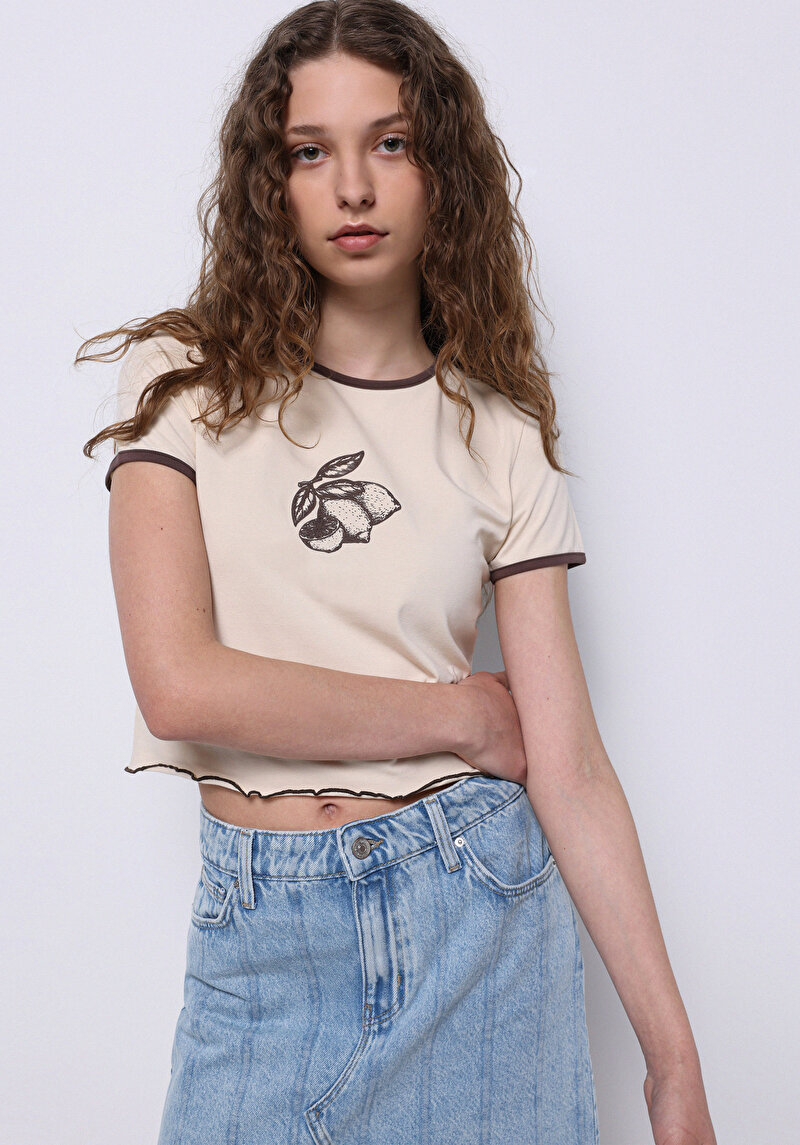 Slim Fit Yuvarlak Yaka Baskılı Kadın Bej Kısa Kol Tişört