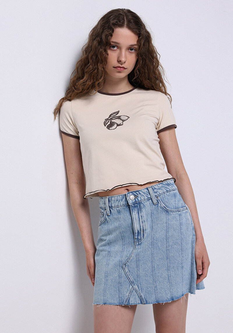 Slim Fit Yuvarlak Yaka Baskılı Kadın Bej Kısa Kol Tişört