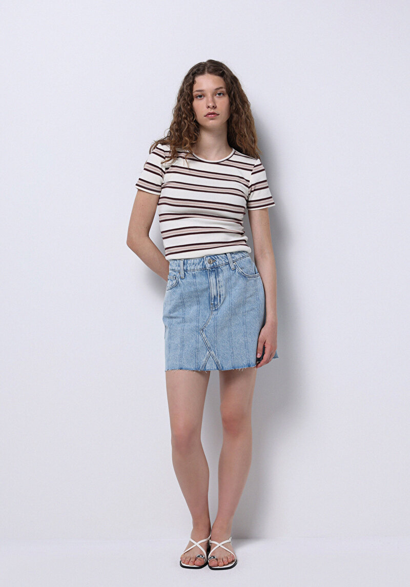 Slim Fit Yuvarlak Yaka Çizgili Kadın Ekru Kısa Kol Tişört