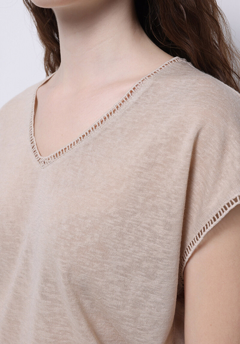 Regular Fit V Yaka Düz Kadın Bej Kolsuz Tişört