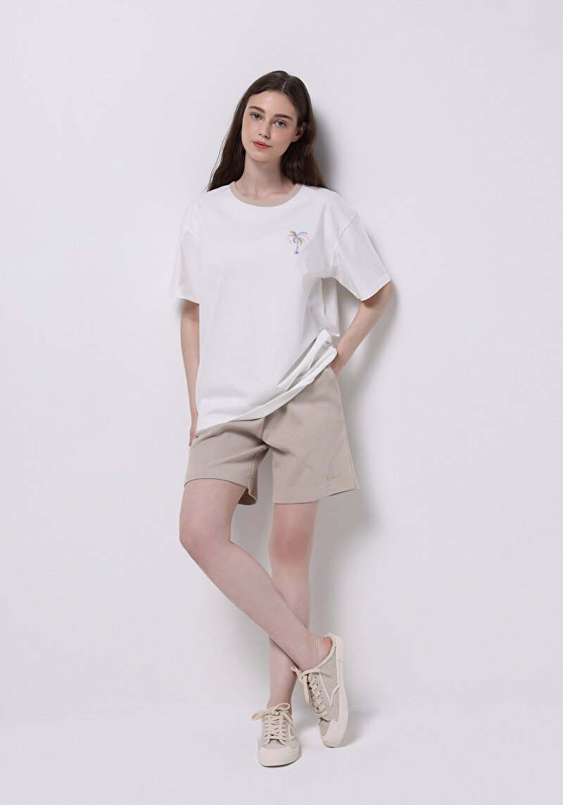 Relax Fit Yuvarlak Yaka Nakışlı Kadın Beyaz Kısa Kol Tişört