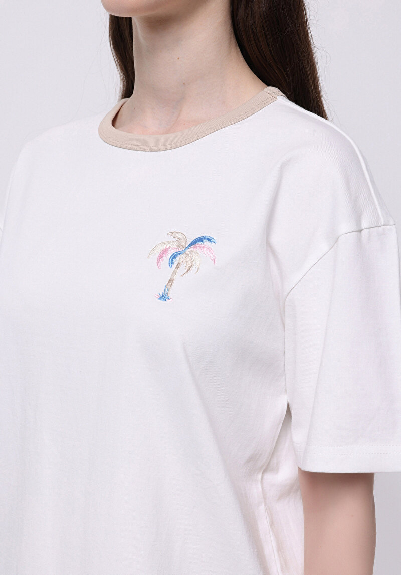 Relax Fit Yuvarlak Yaka Nakışlı Kadın Beyaz Kısa Kol Tişört