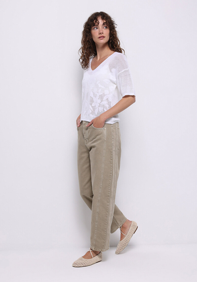 Regular Fit V Yaka Çiçekli Kadın Beyaz Kısa Kol Kazak