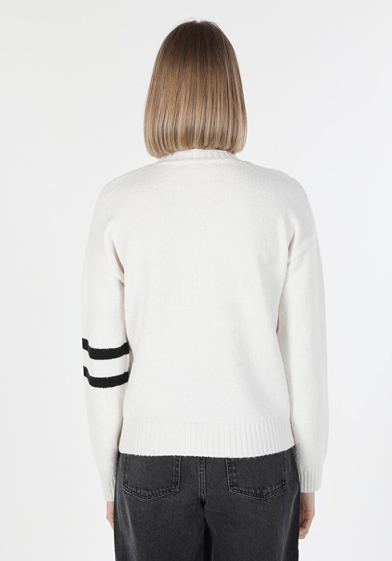 Regular Fit Dik Yaka Baskılı Kadın Beyaz Kazak