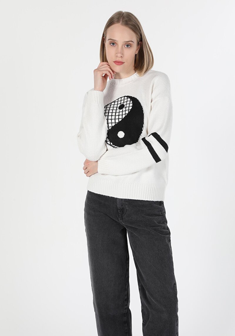 Regular Fit Dik Yaka Baskılı Kadın Beyaz Kazak