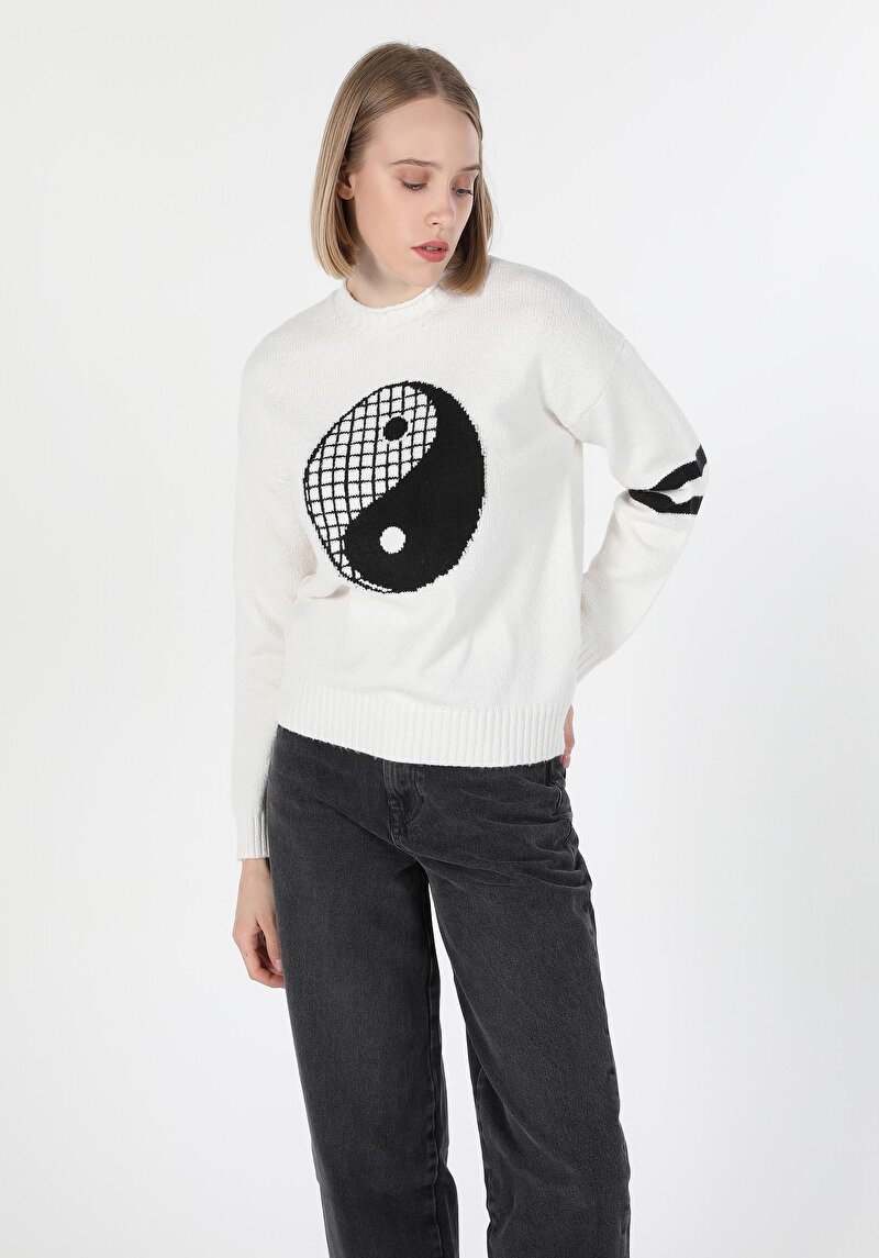 Regular Fit Dik Yaka Baskılı Kadın Beyaz Kazak