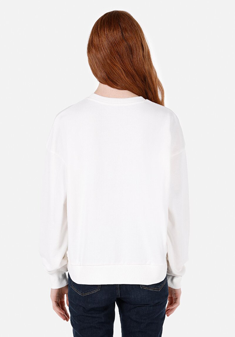 Regular Fit Yuvarlak Yaka Nakışlı Kadın Beyaz Sweatshirt