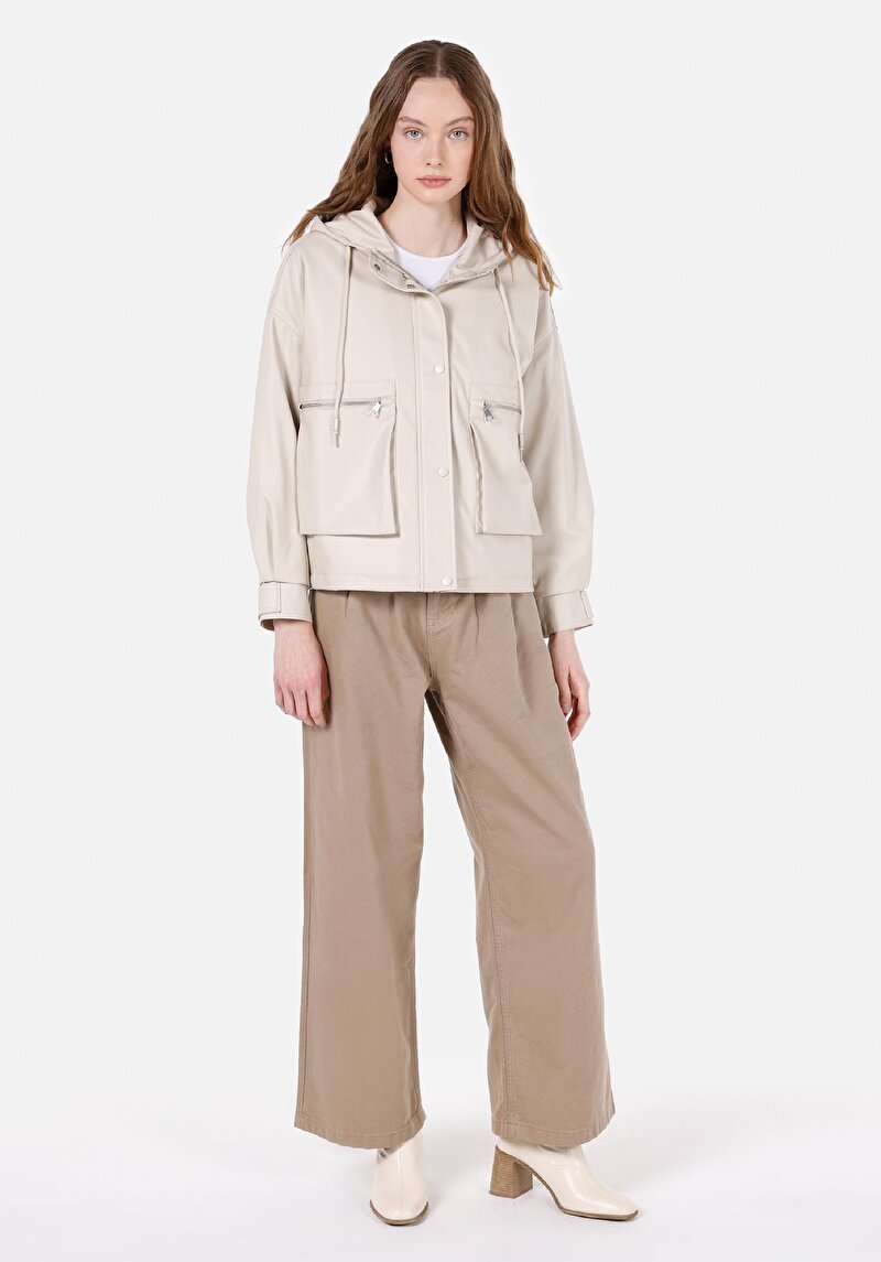Regular Fit Kapüşonlu Fermuarlı Astarlı Kaplamalı Kadın Ekru Mont Pu