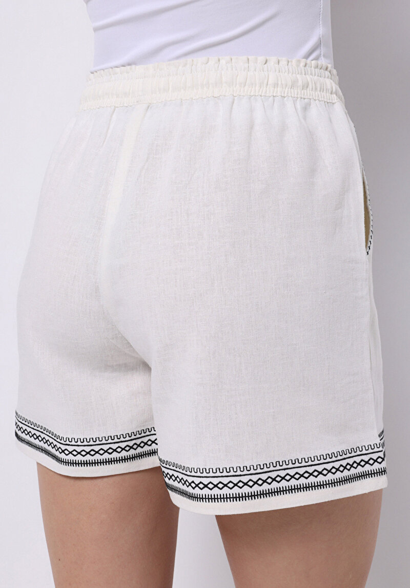 Regular Fit Yüksek Bel Nakışlı Kadın Beyaz Şort