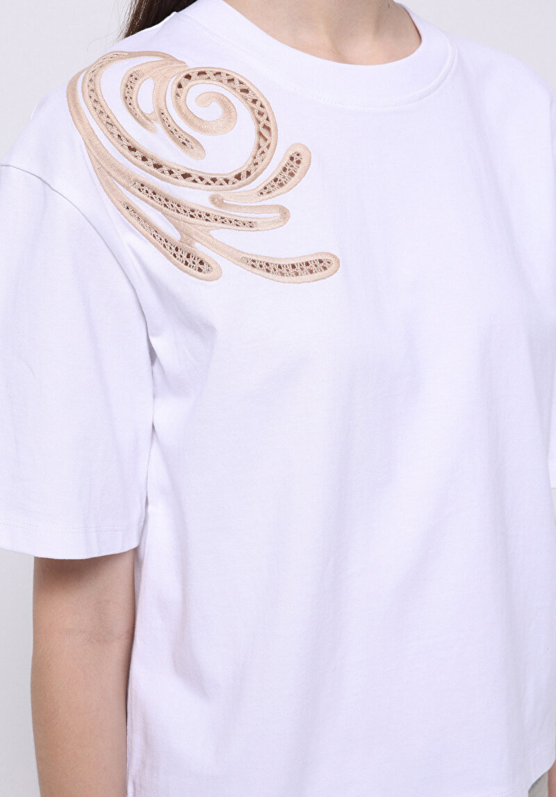 Regular Fit Yuvarlak Yaka Pamuklu Nakışlı Kadın Beyaz Kısa Kol Tişört