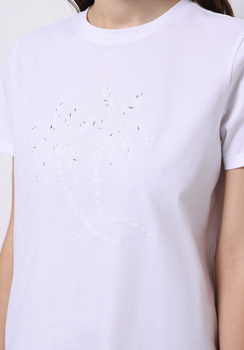 Regular Fit Yuvarlak Yaka Nakışlı Kadın Beyaz Kısa Kol Tişört