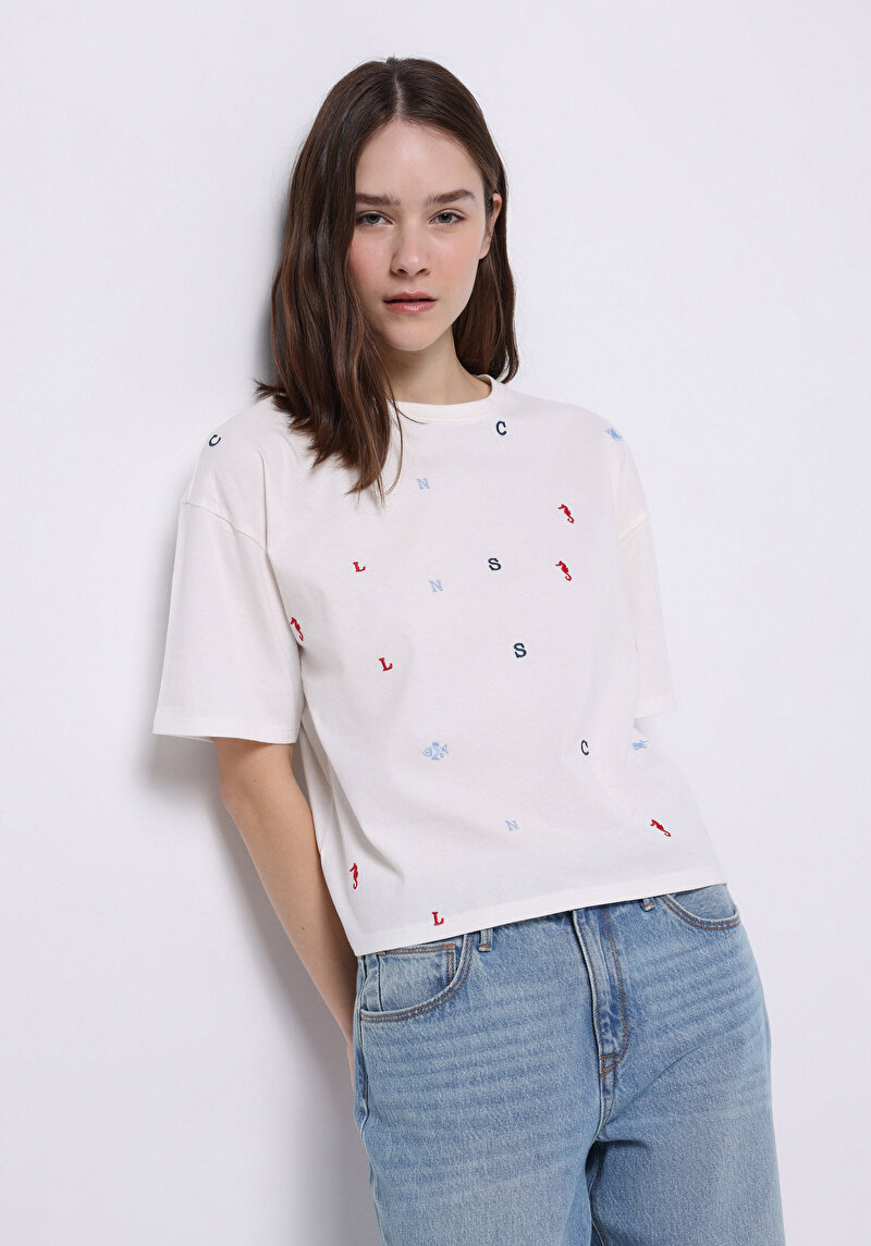 Regular Fit Yuvarlak Yaka Nakışlı Kadın Beyaz Kısa Kol Tişört