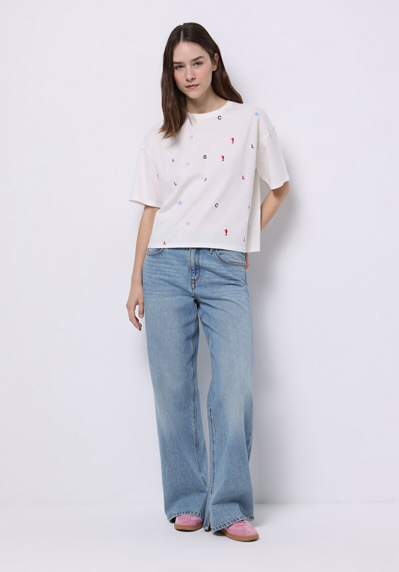 Regular Fit Yuvarlak Yaka Nakışlı Kadın Beyaz Kısa Kol Tişört