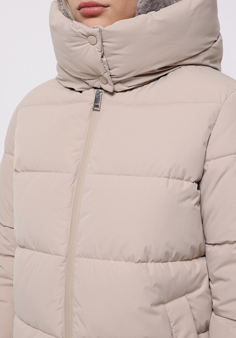 Regular Fit Kapüşonlu Fermuarlı Astarlı Suya Dayanıklı Kadın Bej Mont