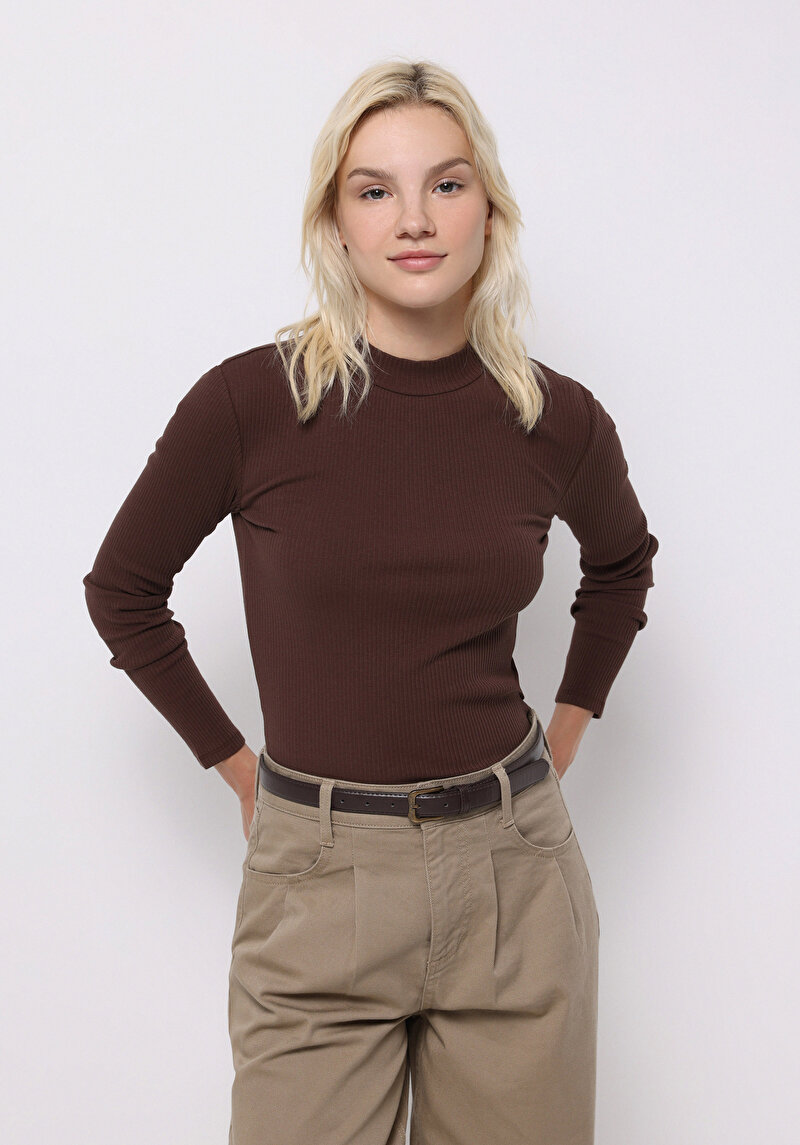 Slim Fit Yarım Balıkçı Yaka Düz Kadın Kahverengi Tişört