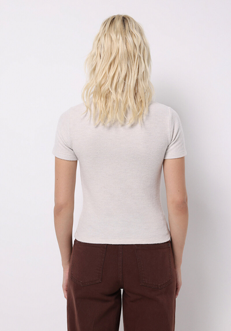 Slim Fit Dik Yaka Düz Kadın Ekru Kısa Kol Tişört