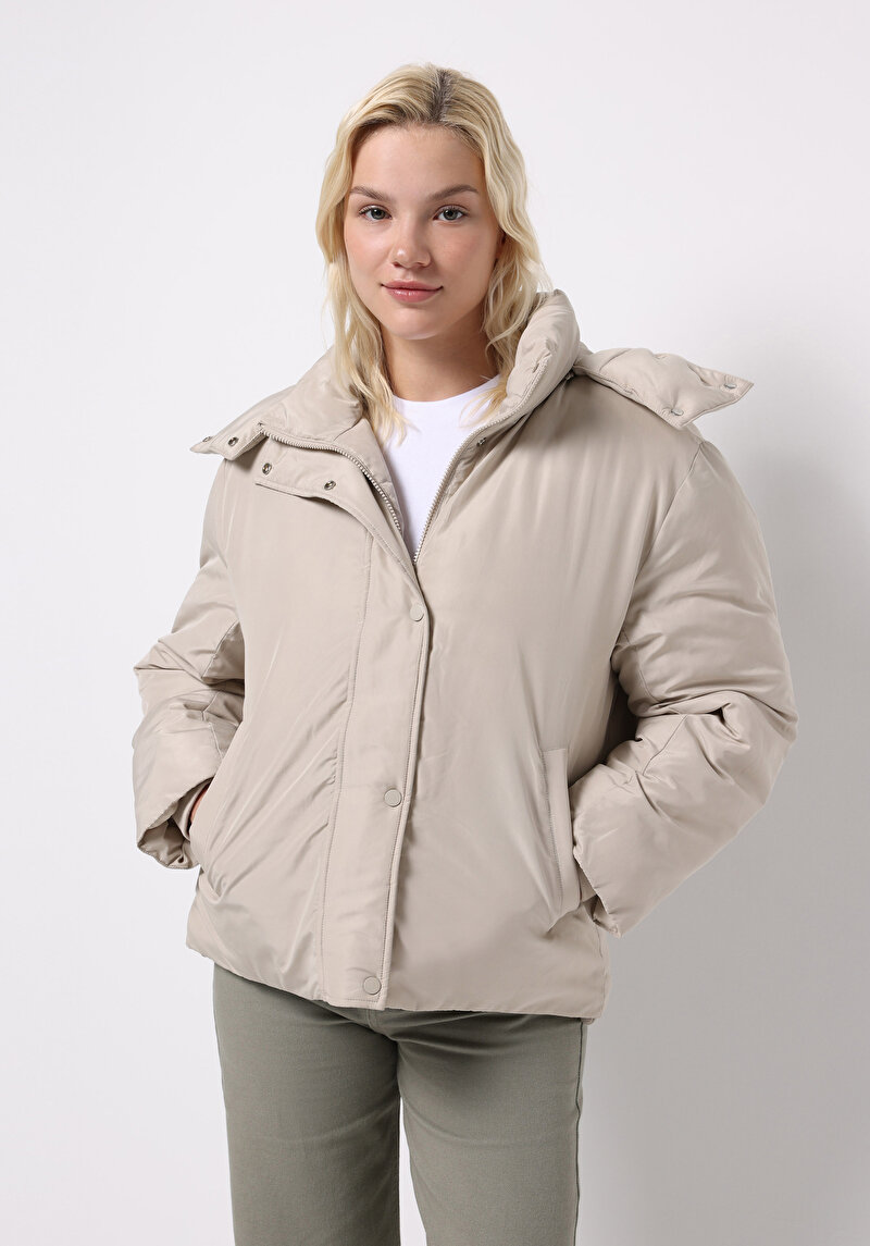 Regular Fit Kapüşonlu Fermuarlı Astarlı Çıkarılabilir Kapüşonlu Kadın Bej Mont
