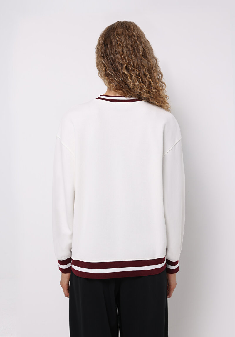 Regular Fit Yuvarlak Yaka Nakışlı Kadın Beyaz Sweatshirt