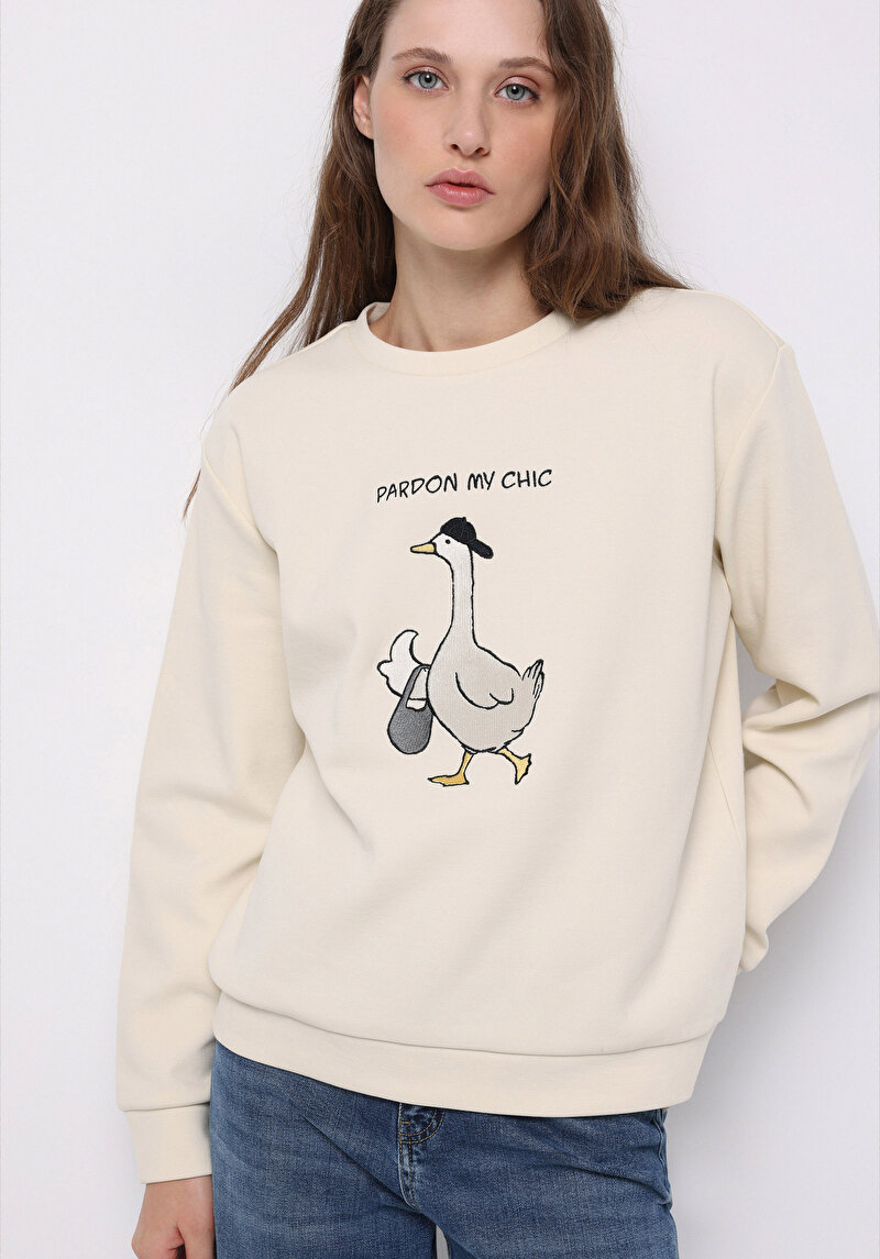 Regular Fit Yuvarlak Yaka Nakışlı Kadın Beyaz Sweatshirt
