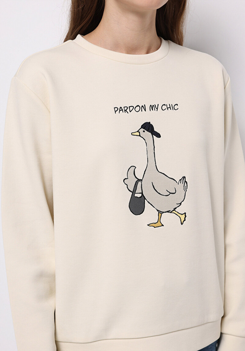 Regular Fit Yuvarlak Yaka Nakışlı Kadın Beyaz Sweatshirt