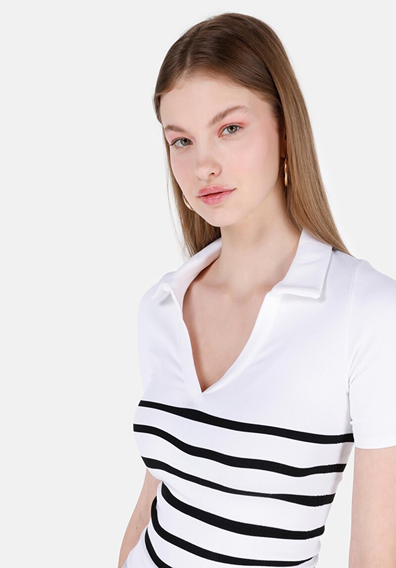 Slim Fit V Yaka Çizgili Kadın Beyaz Kısa Kol Tişört