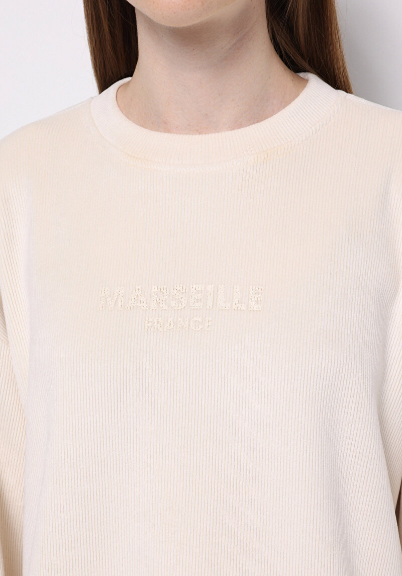 Regular Fit Yuvarlak Yaka Sloganlı Kadın Ekru Sweatshirt