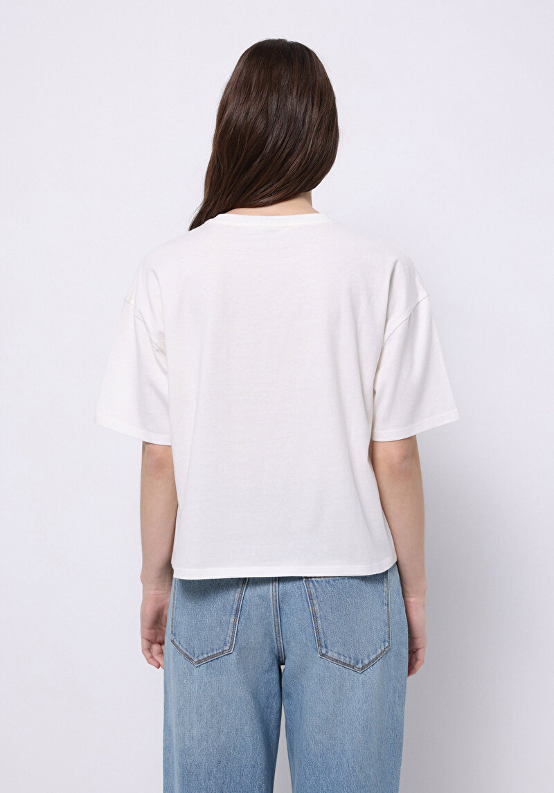 Regular Fit Yuvarlak Yaka Nakışlı Kadın Beyaz Kısa Kol Tişört