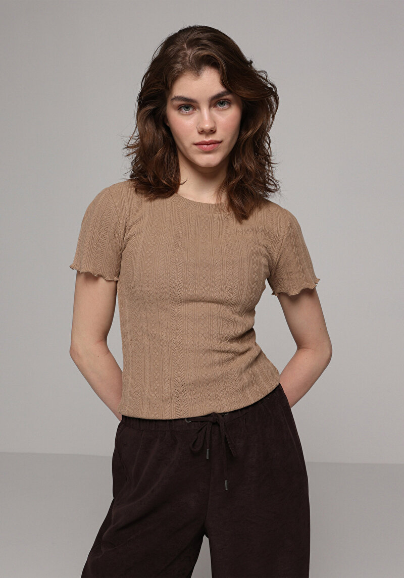 Slim Fit Yuvarlak Yaka Jakarlı Kadın Kahverengi Kısa Kol Tişört