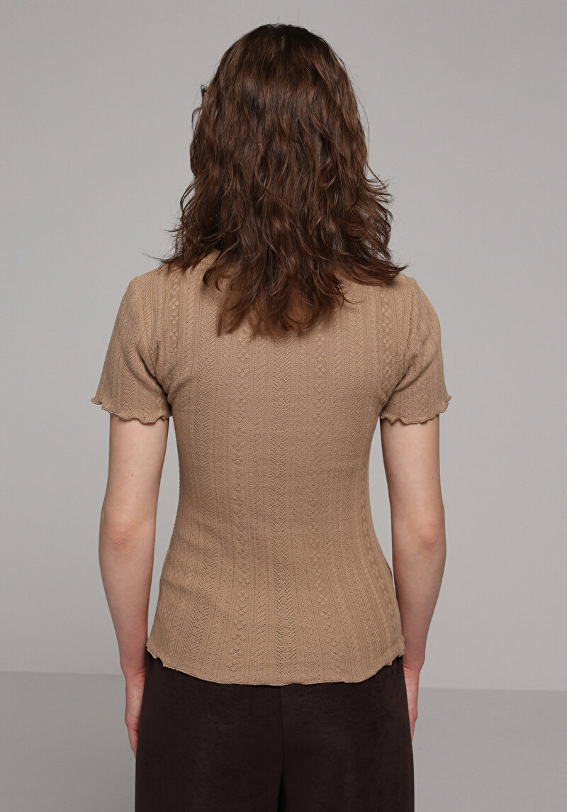 Slim Fit Yuvarlak Yaka Jakarlı Kadın Kahverengi Kısa Kol Tişört