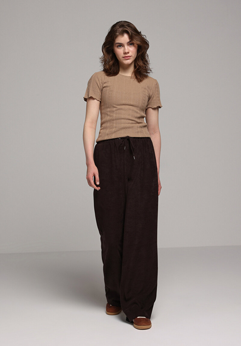 Slim Fit Yuvarlak Yaka Jakarlı Kadın Kahverengi Kısa Kol Tişört