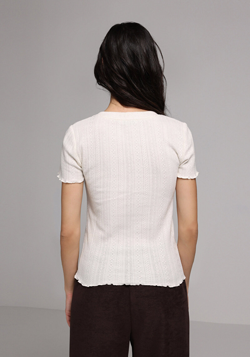 Slim Fit Yuvarlak Yaka Jakarlı Kadın Ekru Kısa Kol Tişört