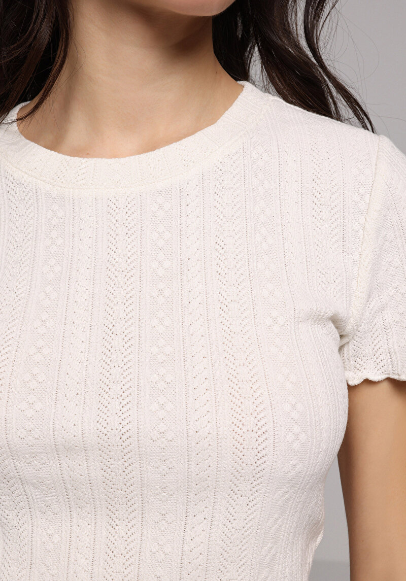 Slim Fit Yuvarlak Yaka Jakarlı Kadın Ekru Kısa Kol Tişört