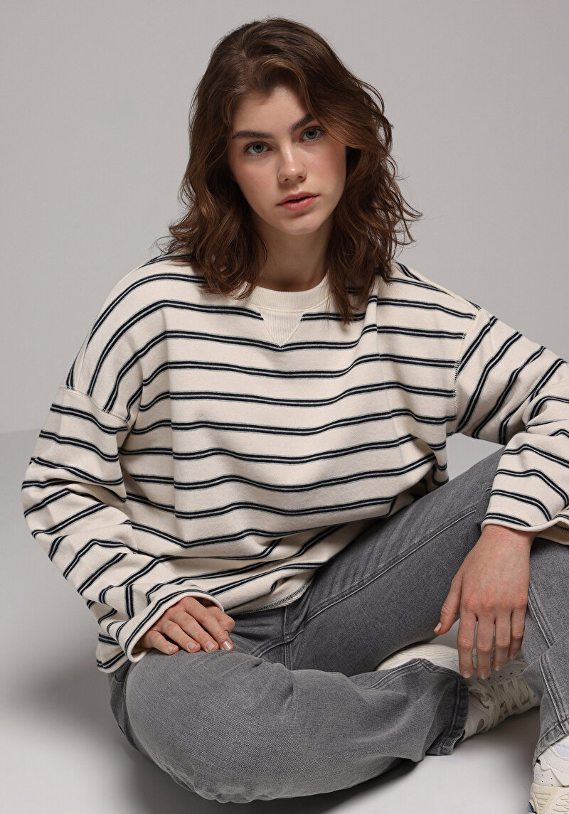 Relax Fit Yuvarlak Yaka Çizgili Kadın Ekru Sweatshirt
