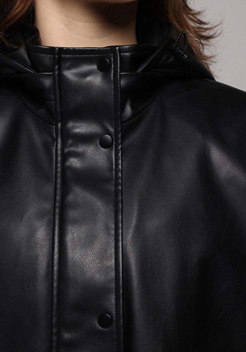 Regular Fit Kapüşonlu Fermuarlı Astarlı Kaplamalı Kadın Siyah Mont Pu