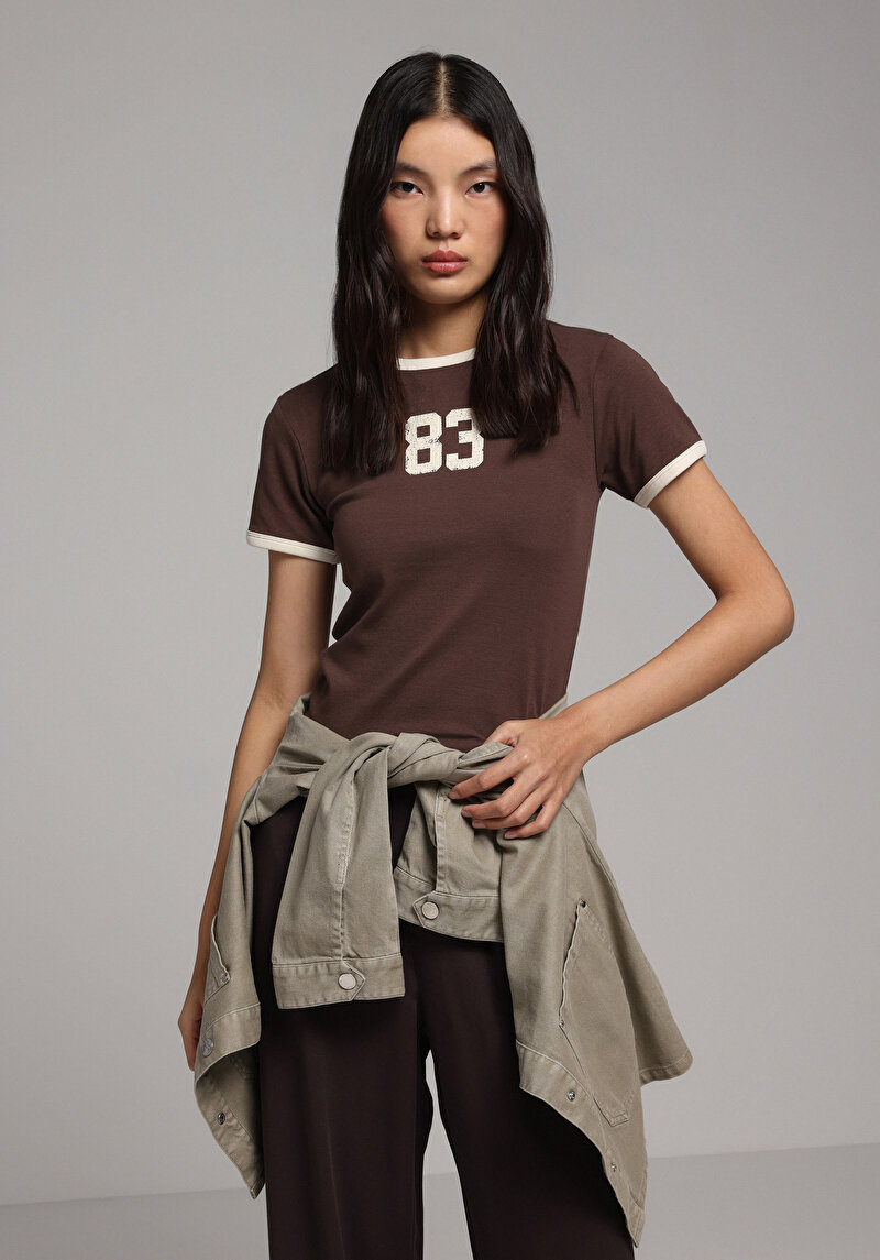 Slim Fit Yuvarlak Yaka Baskılı Kadın Kahverengi Kısa Kol Tişört