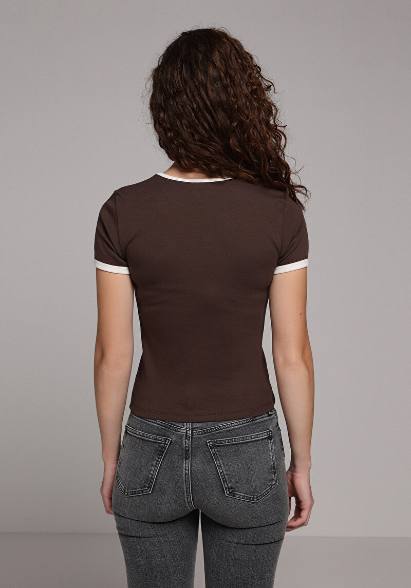 Slim Fit Yuvarlak Yaka Baskılı Kadın Kahverengi Kısa Kol Tişört