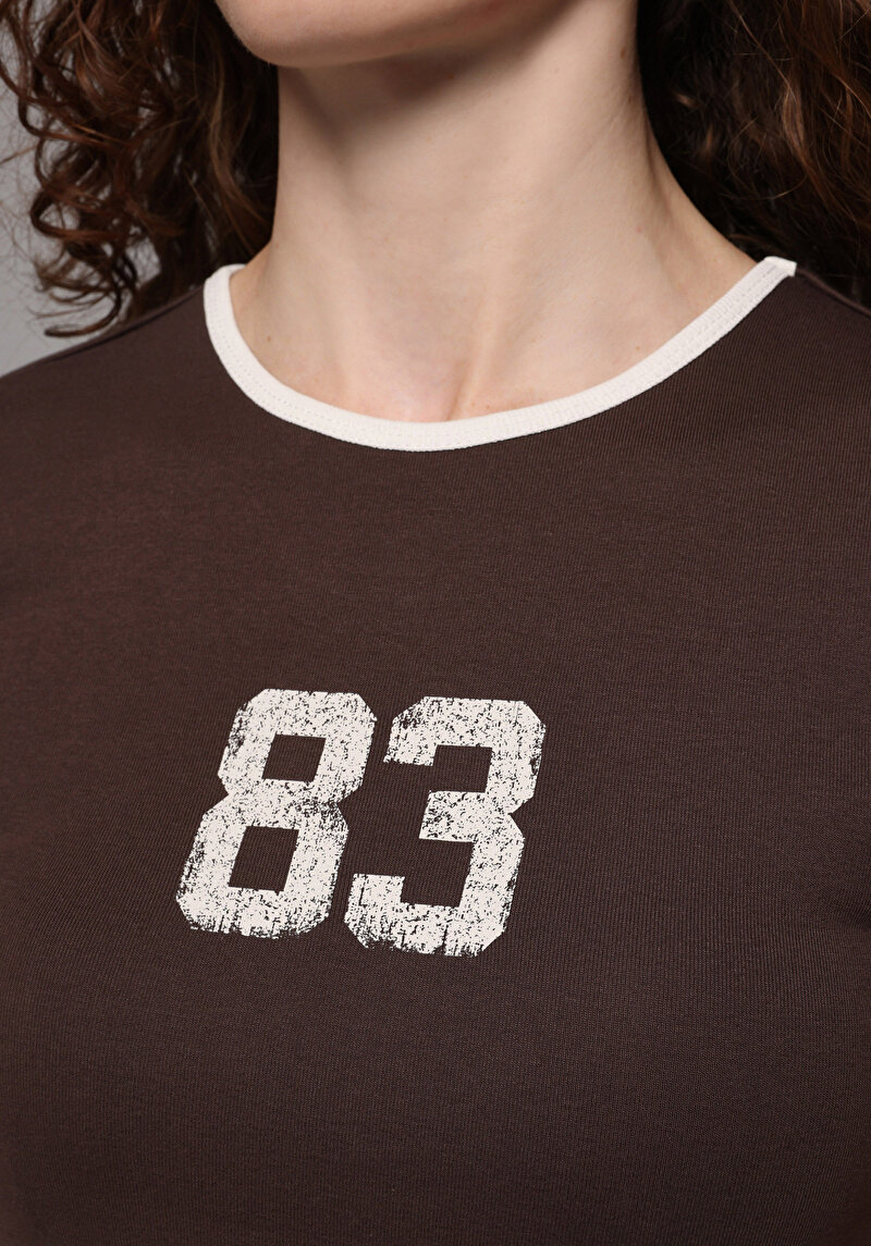 Slim Fit Yuvarlak Yaka Baskılı Kadın Kahverengi Kısa Kol Tişört