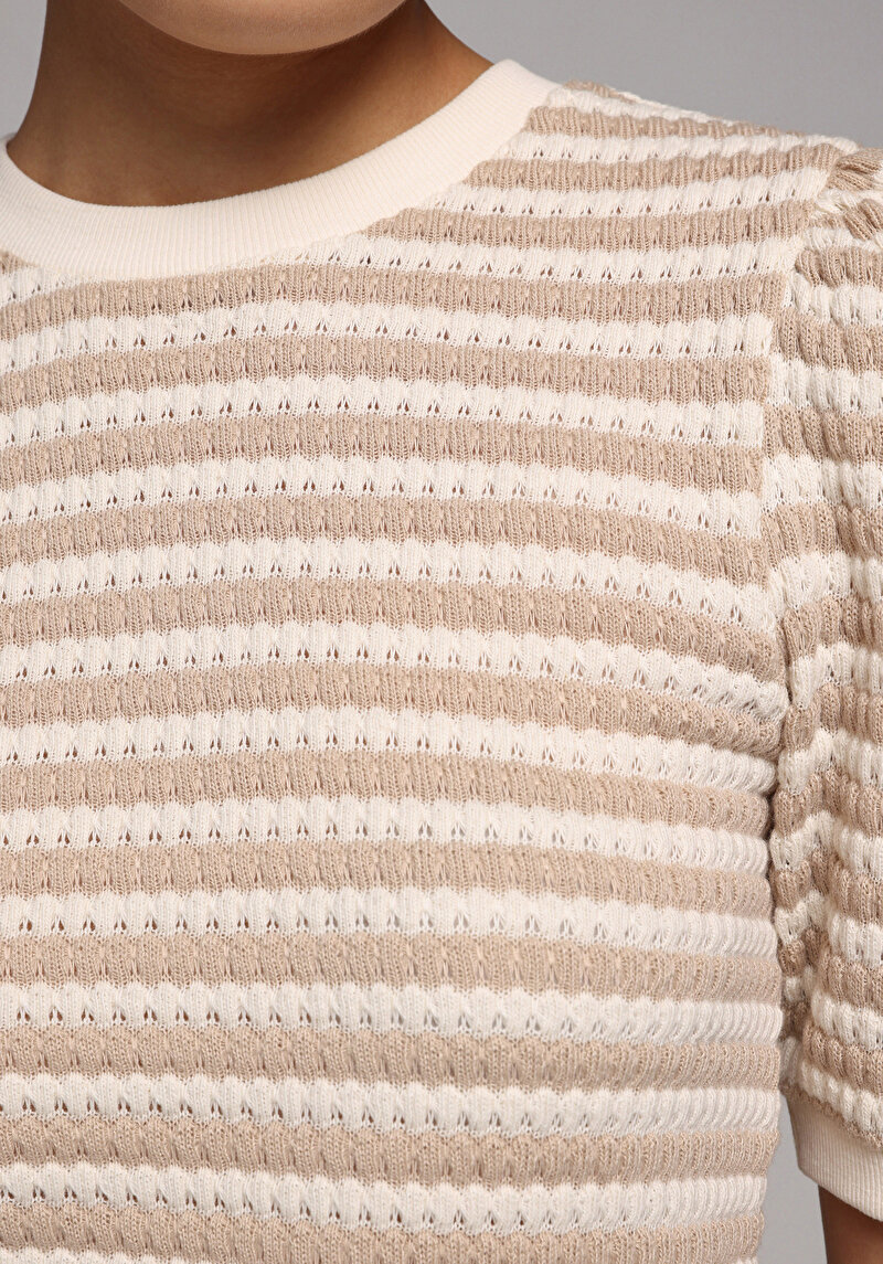 Slim Fit Yuvarlak Yaka Çizgili Kadın Bej Kısa Kol Tişört