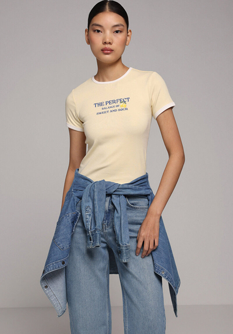 Slim Fit Yuvarlak Yaka Baskılı Kadın Sari Kısa Kol Tişört