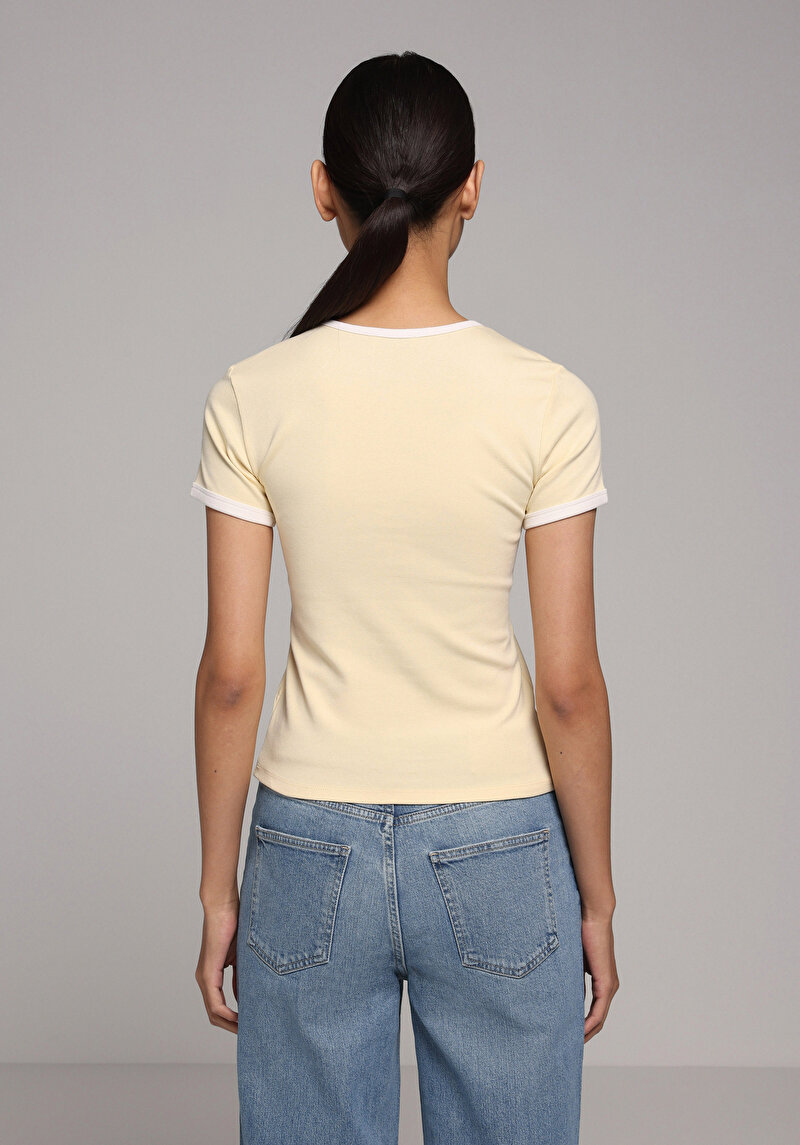 Slim Fit Yuvarlak Yaka Baskılı Kadın Sari Kısa Kol Tişört