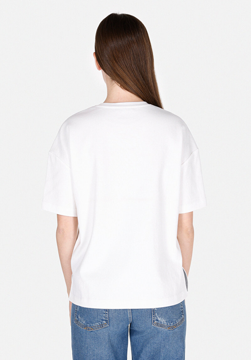 Regular Fit Yuvarlak Yaka Nakışlı Kadın Beyaz Kısa Kol Tişört