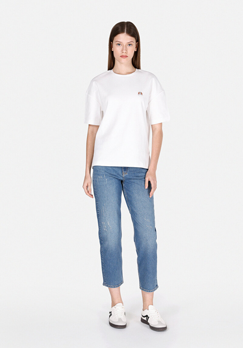 Regular Fit Yuvarlak Yaka Nakışlı Kadın Beyaz Kısa Kol Tişört