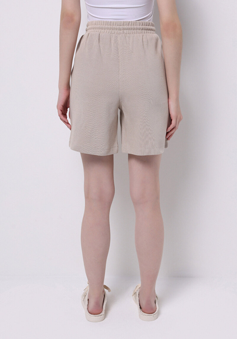 Regular Fit Orta Bel Baskılı Kadın Bej Şort