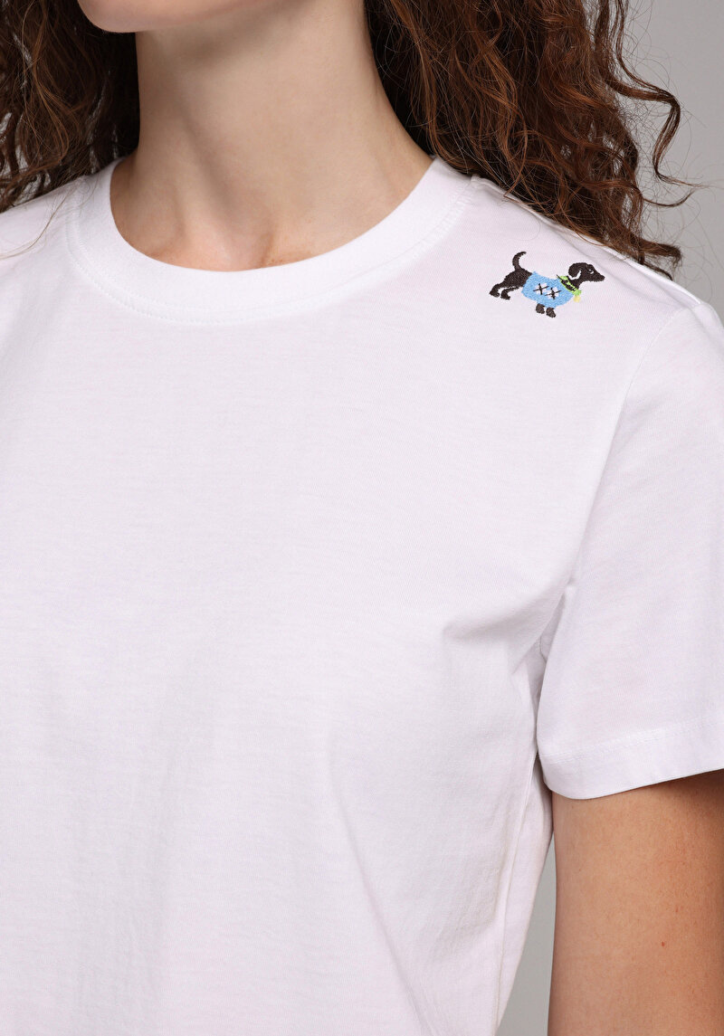 Regular Fit Yuvarlak Yaka Nakışlı Kadın Beyaz Kısa Kol Tişört