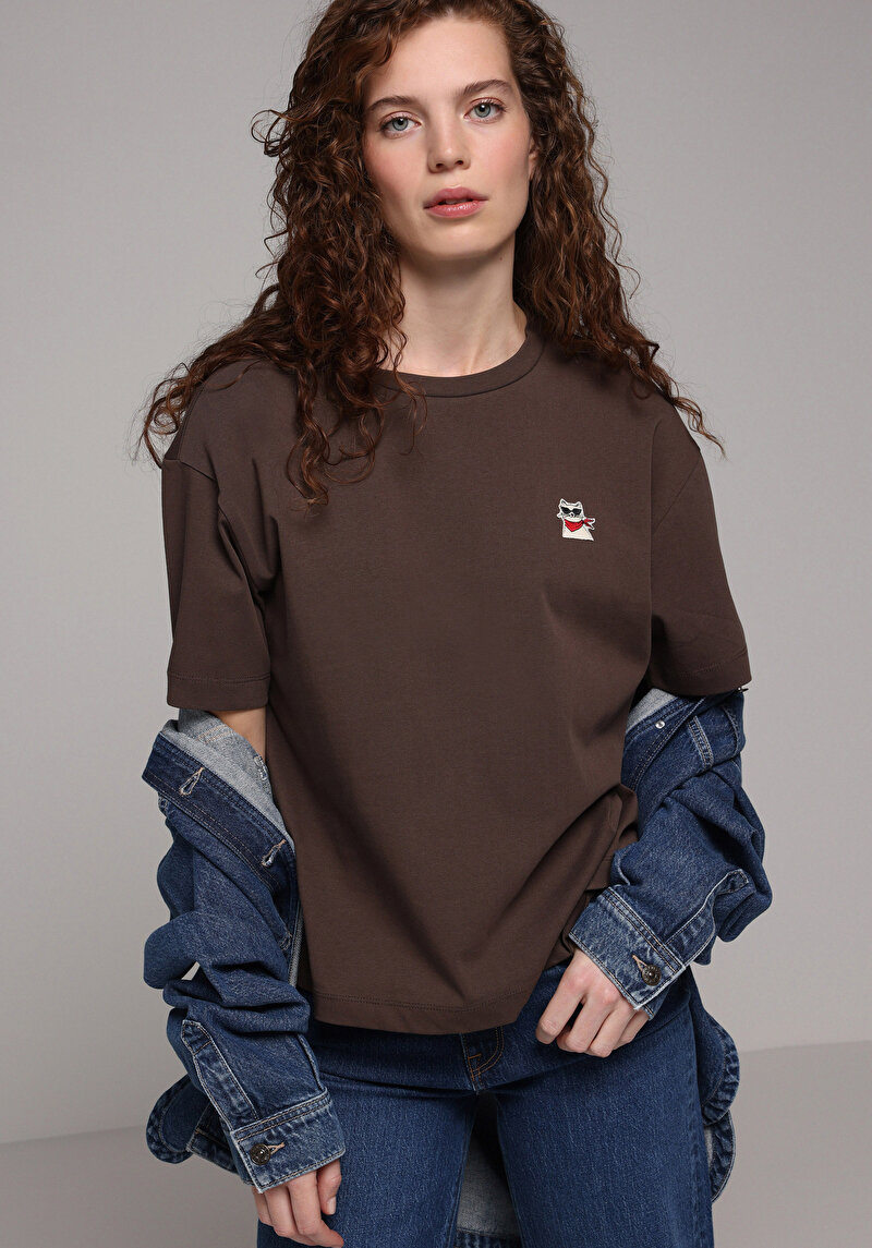 Boyfriend Fit Yuvarlak Yaka Nakışlı Kadın Kahverengi Kısa Kol Tişört